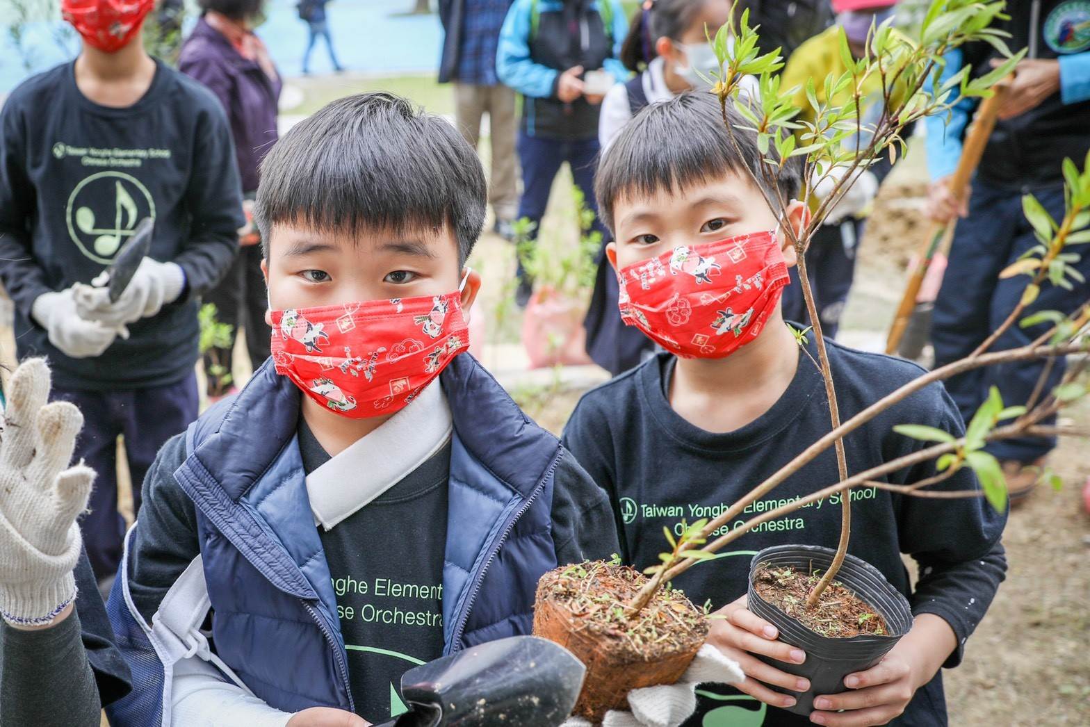 即日起至114年7月18日止只要拍照上傳種植的樹苗照片至「我的樹苗日記」可抽豐富好禮。（圖／新北市農業局提供）