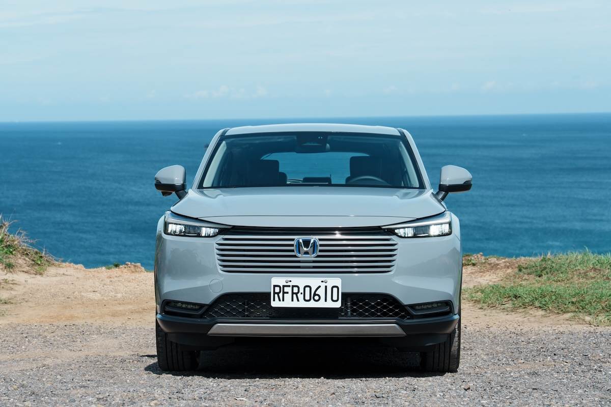 水箱護罩上部柵欄條採黑化設計，與兩側頭燈融為一體，強化整體銳利感。側身透過縮減下部幅度，進一步提升寬闊感，打造更霸氣的視覺效果。（圖／林昱丞攝影）