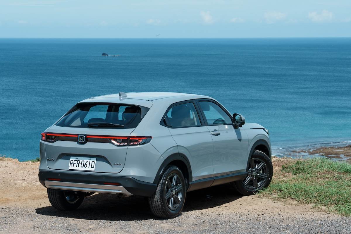 車側車尾造型沒有太大的變化，主要是輪胎升級為普利司通的ALENZA 001。（圖／林昱丞攝影）