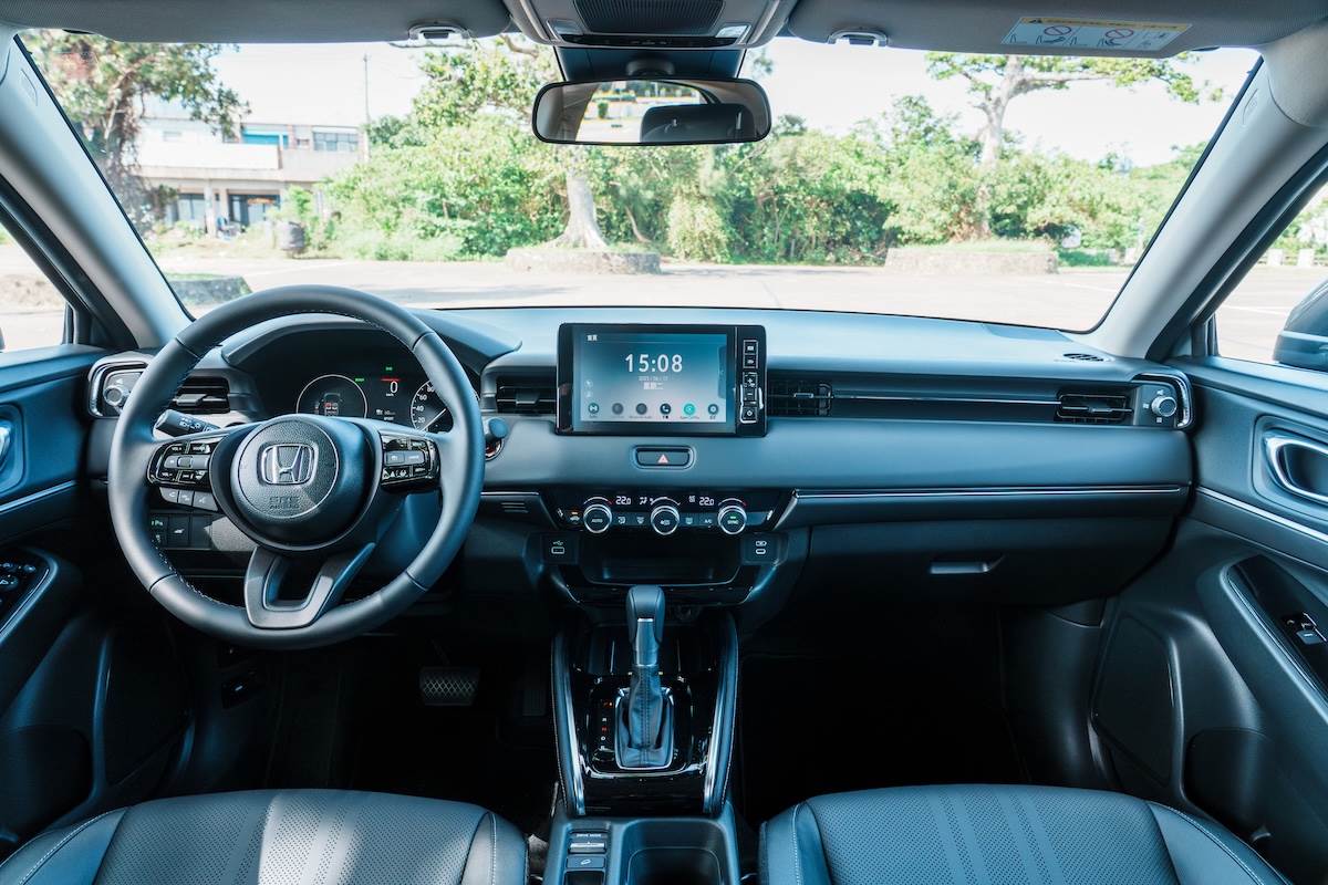 內裝設計改變不大，中控台改為開放式托盤設計。（圖／林昱丞攝影）