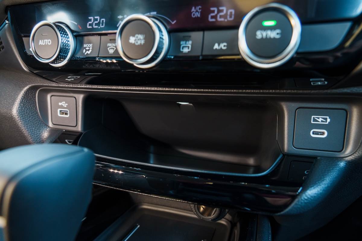 開放式托盤空間不小，同時右邊的充電孔也變成Type-C規格。（圖／林昱丞攝影）