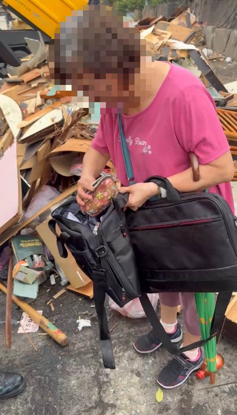 陳女士打開查看確認金飾以及存摺完整無缺，才鬆了一口氣，並連聲道謝