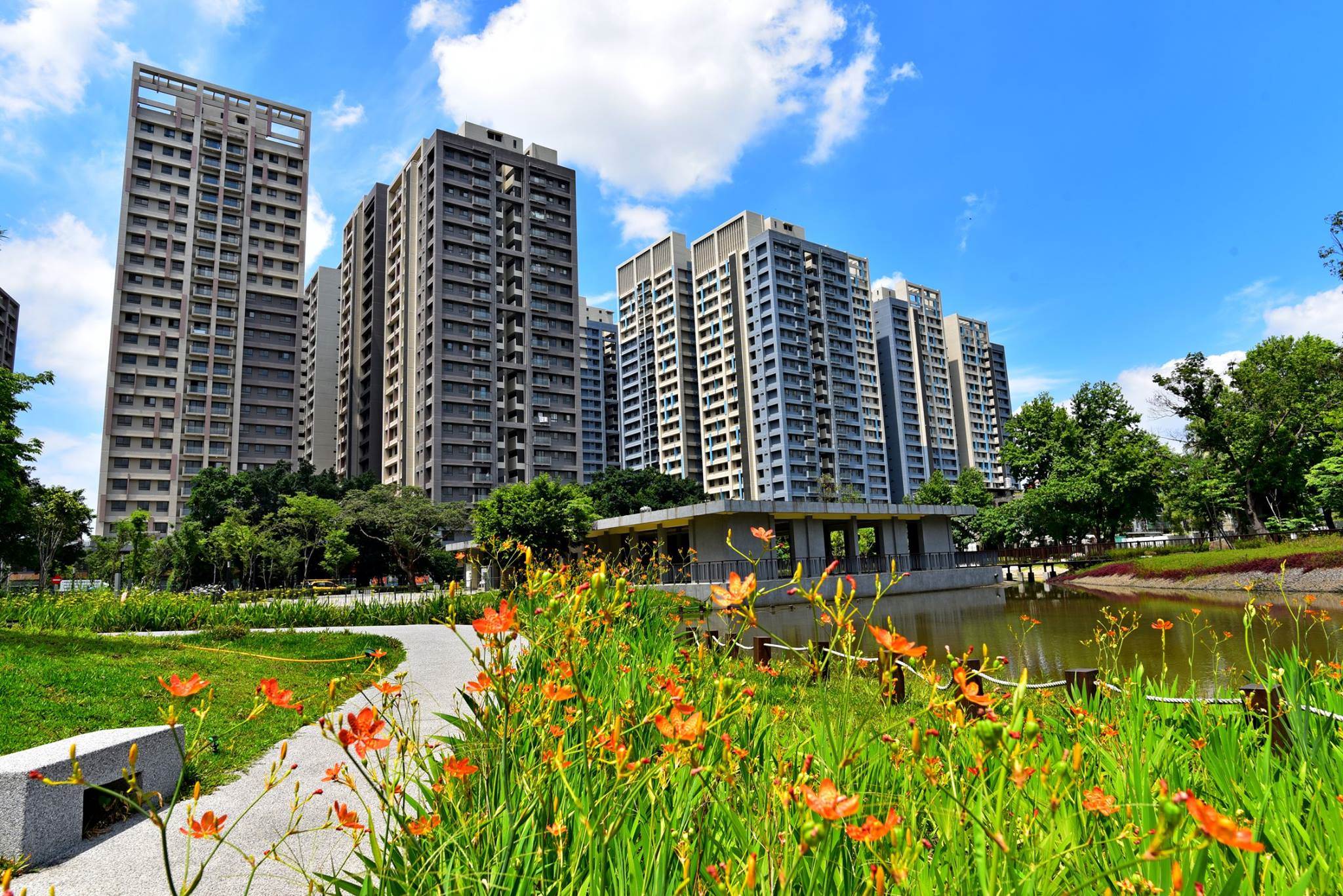 板橋的「日勝幸福站」是台灣第一座榮獲雙鑽石級綠建築標章的社區。（圖／東森新聞）