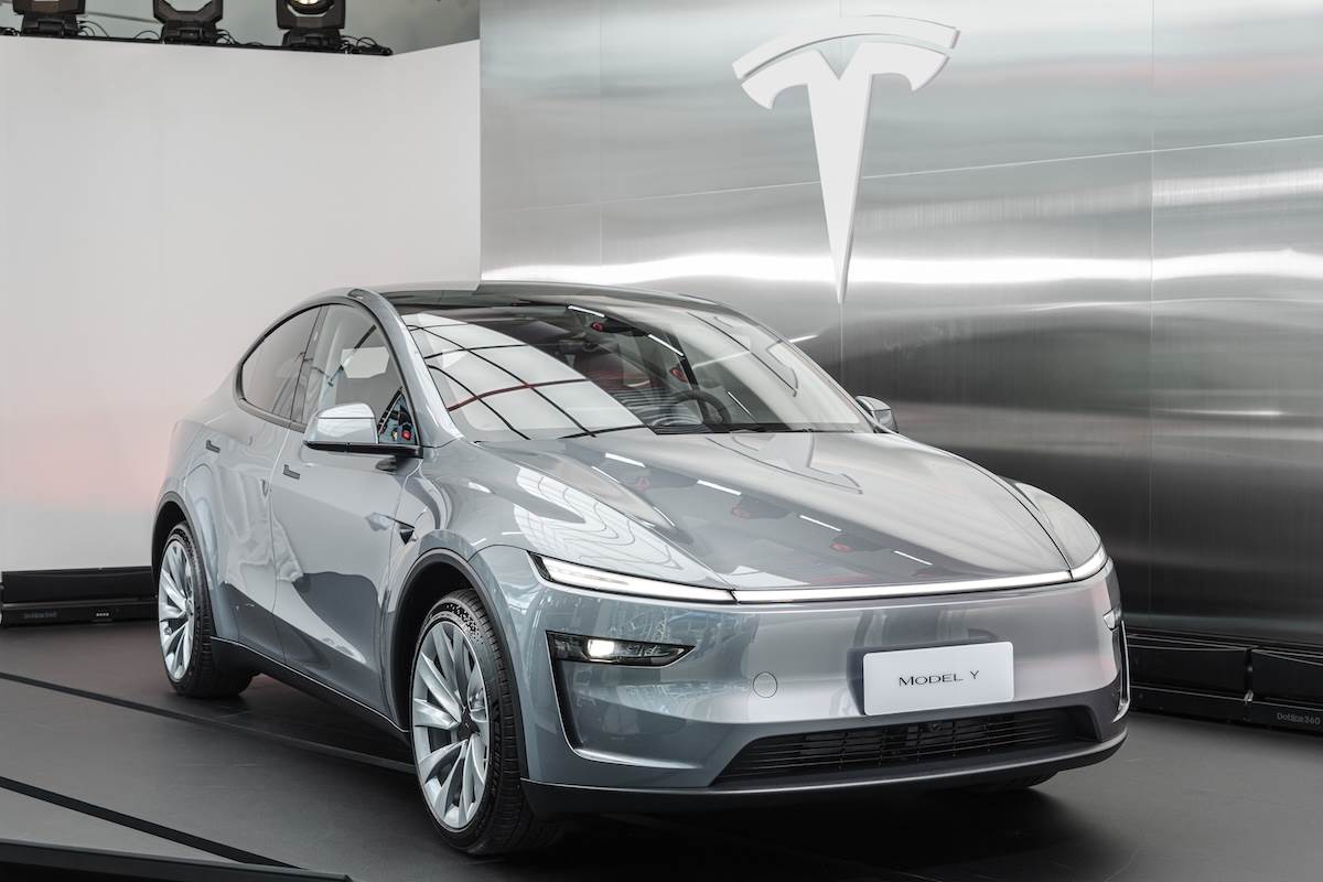 全新Model Y車輛設計以Cybertruck 為靈感，導入全新銳角車頭造型與一體式日行燈。（圖／Tesla提供）