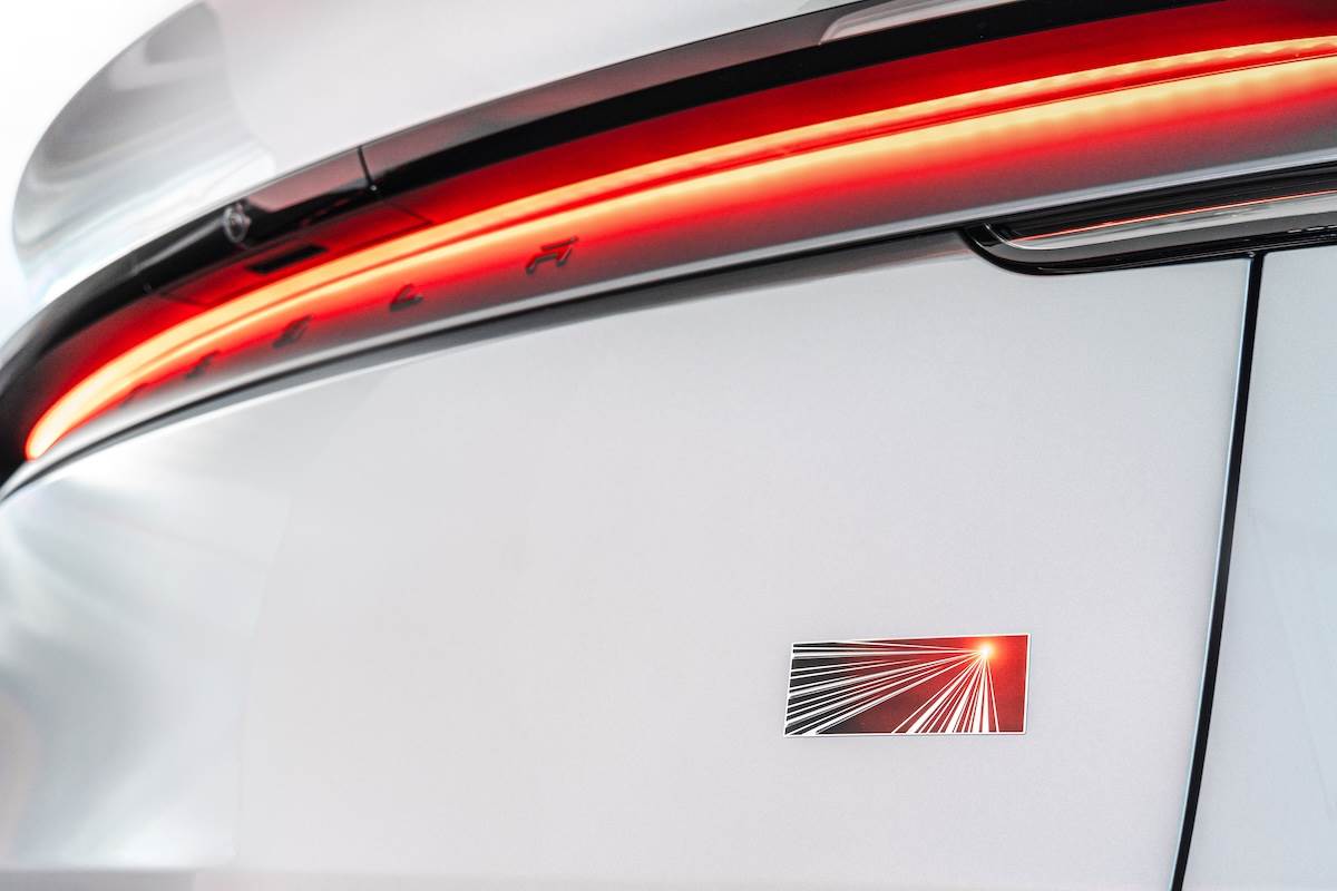 全新Model Y的反射式貫穿尾燈，與限量首批交付版Launch Series獨有的車尾銘牌。（圖／Tesla提供）