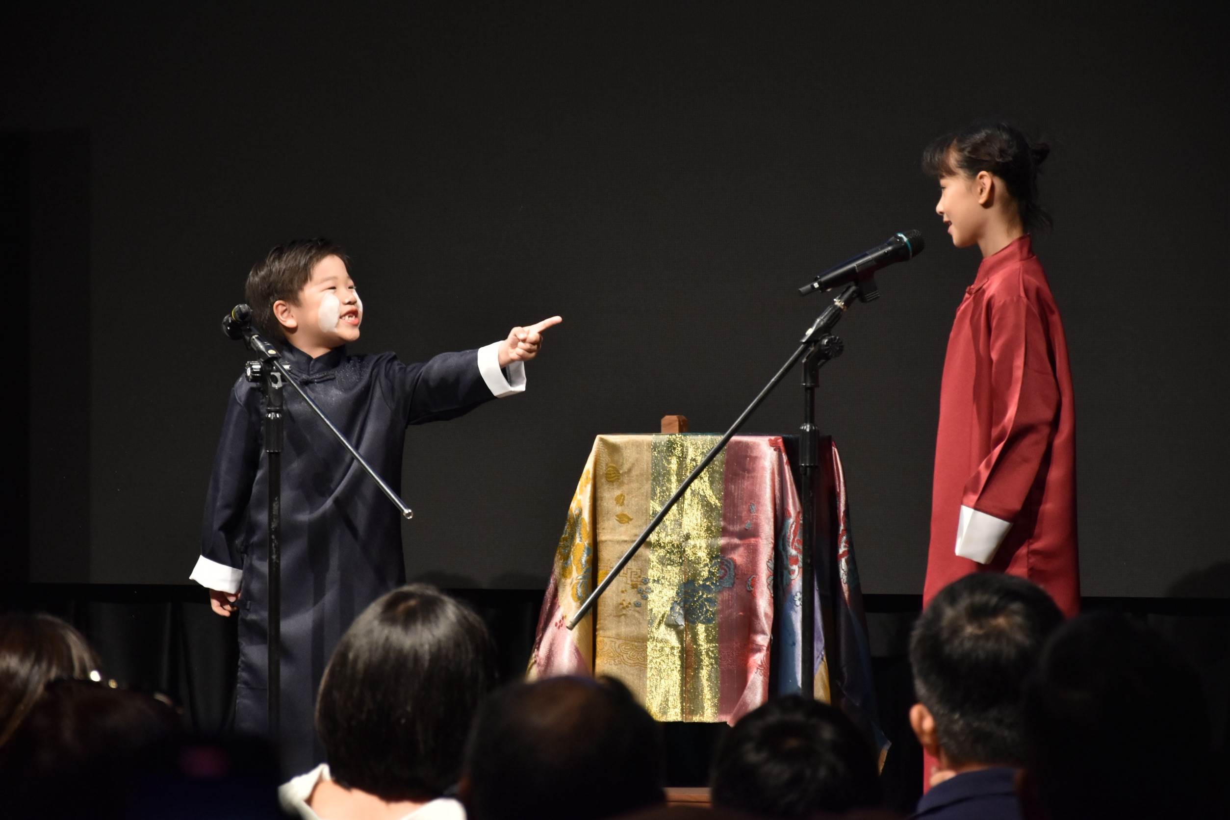 六歲、八歲孩子大方站上舞台，可愛模樣萌翻全場。（圖／Hemu Studio合木藝文空間臉書提供）