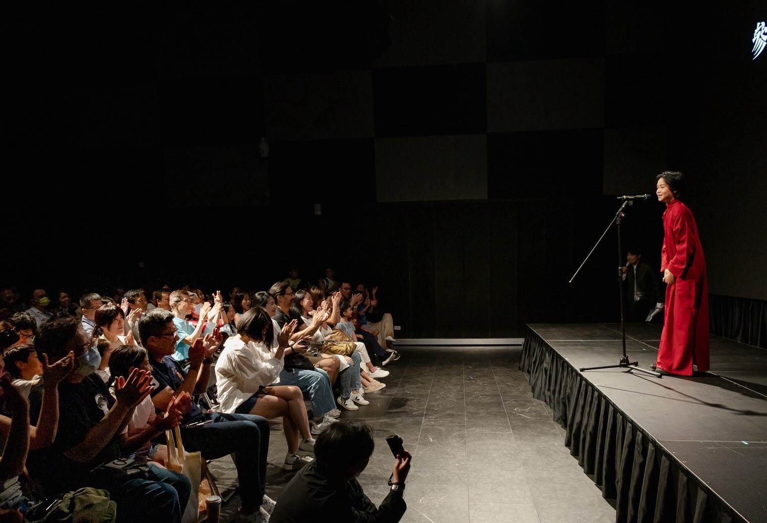 <a href='/search/tags/單口相聲/' target='_blank'>單口相聲</a>展現高超技藝，令全場觀眾為之瘋狂。（圖／Hemu Studio合木藝文空間臉書提供）