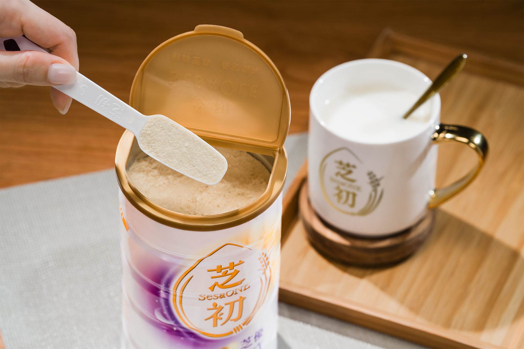 經百次實驗打破傳統限制，打造即沖即飲、溫和好吸收的 2+3 芝優蛋白，直擊現代人「夜難眠、日疲倦」痛點。