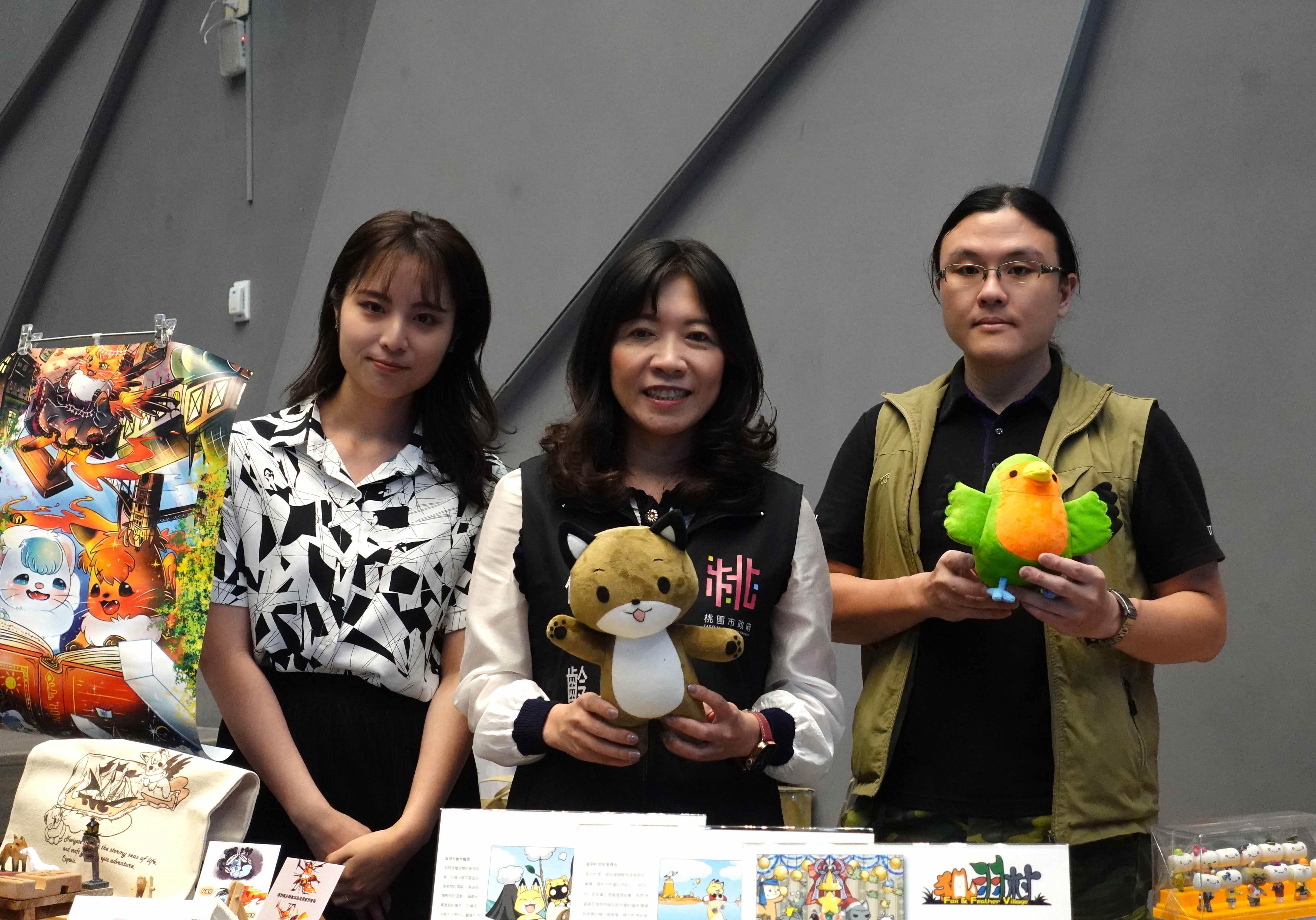 桃園市政府青年事務局侯佳齡局長與IP團隊合影(左-蜜糖狐小胡老師、右-普羅米修斯-狐羽。（圖／桃園市政府青年事務局提供）