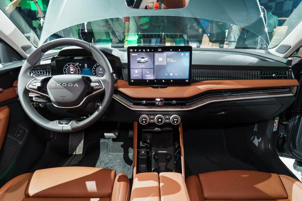 座艙設計透過橫向線條層層堆疊，營造開闊而富有層次的空間感。（圖／林昱丞攝影）