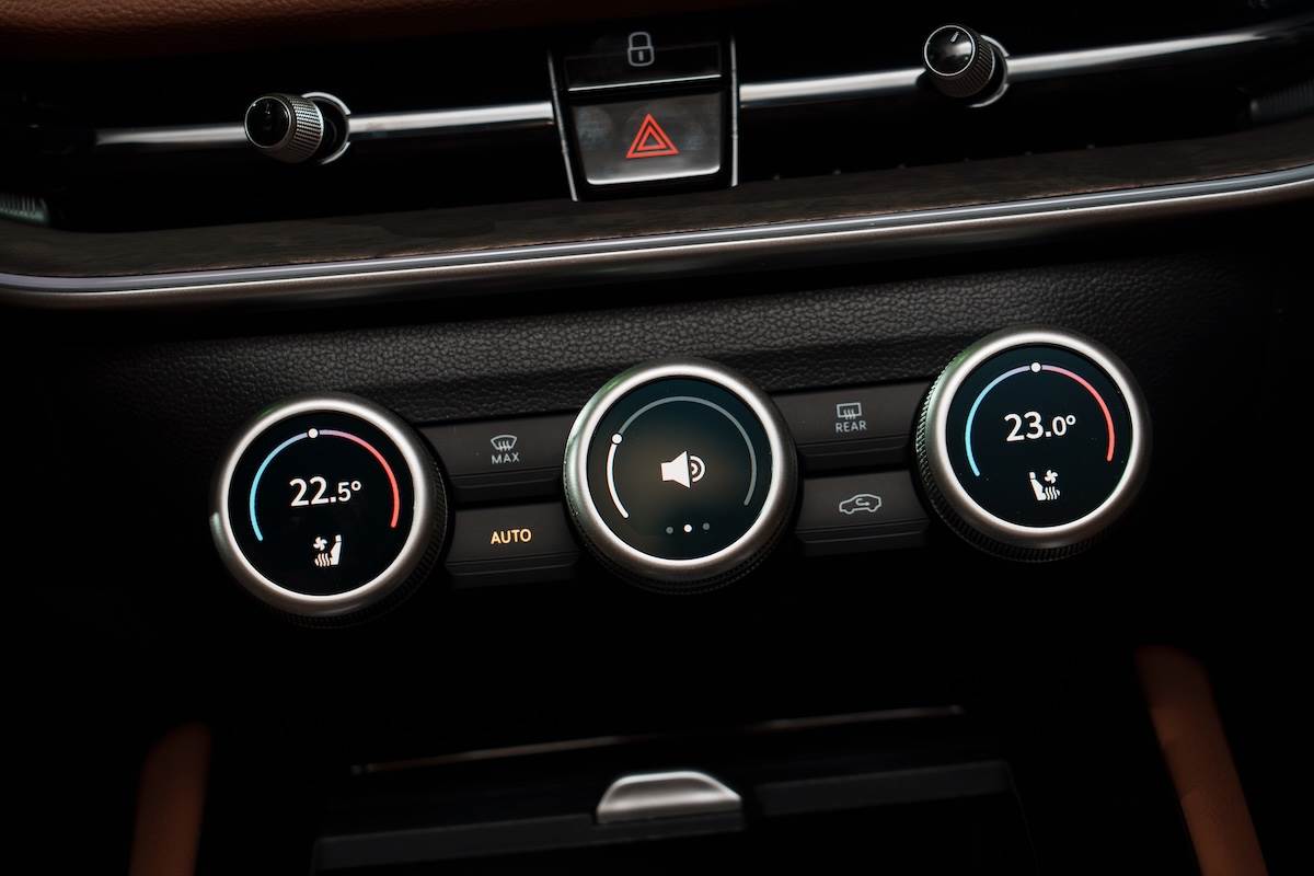 Skoda獨門科技「Smart Dials智慧旋鈕」集旋轉、觸控與顯示於一身，可直覺控制空調、座椅通風加熱與音量設定。（圖／林昱丞攝影）