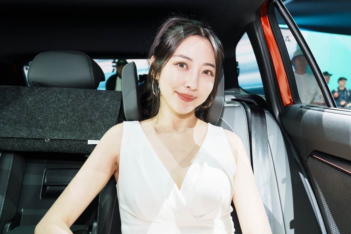 舒眠頭枕可以隨意調整，在後座睡覺可以有更好的品質。（圖／林昱丞攝影）