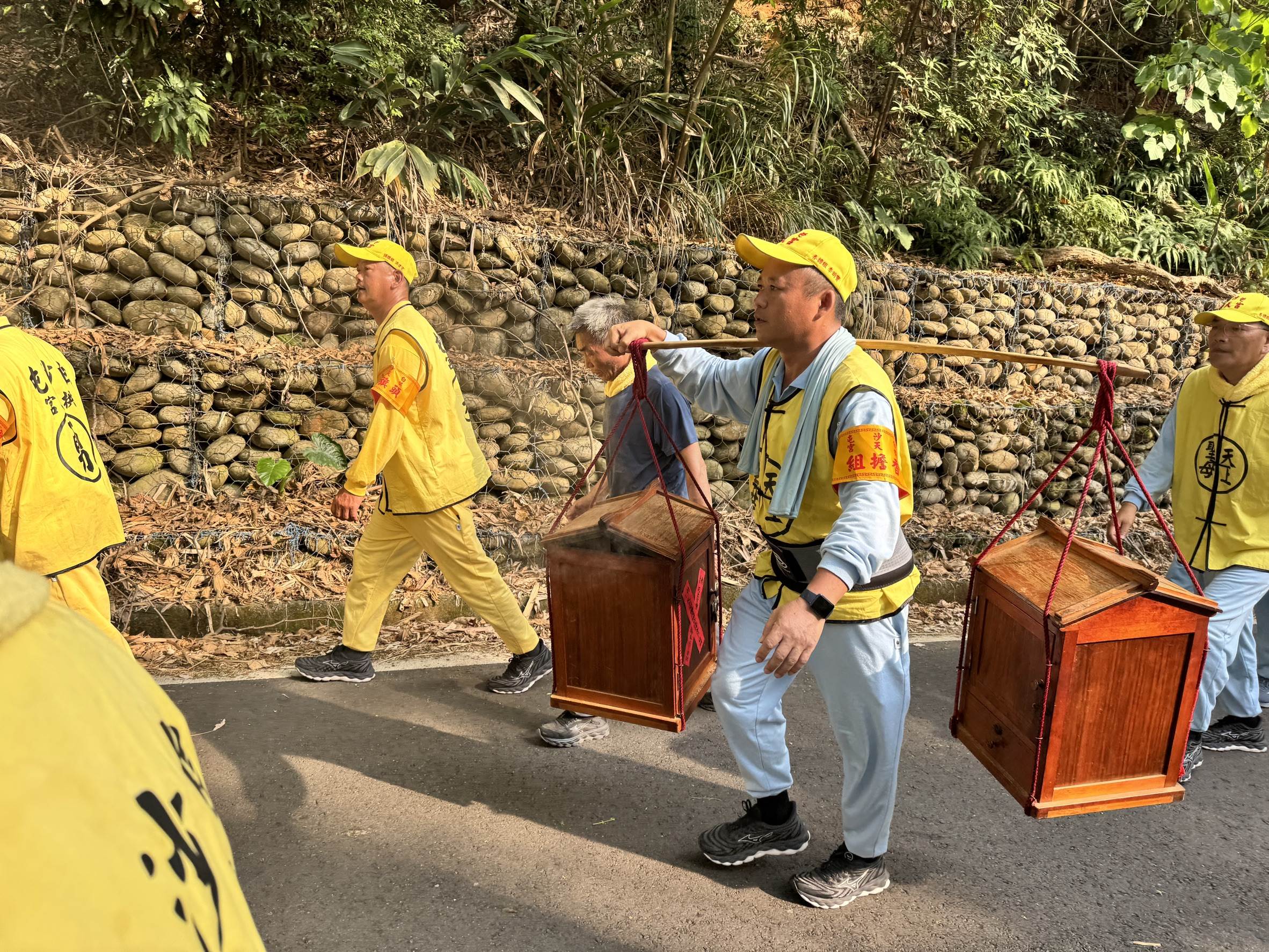 品牌設計石墨烯護膝、腰夾給頭旗、香擔組及工作人員，與許多香燈腳結緣。（圖／PP石墨烯提供）