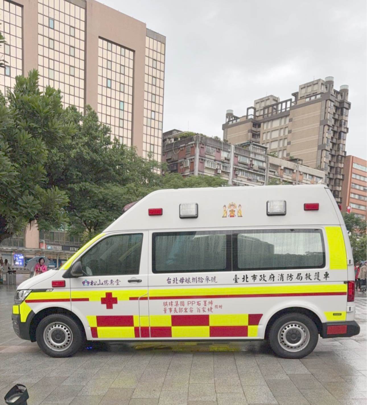 PP石墨烯以廟方名義捐贈一台救護車予台北市政府。（圖／PP石墨烯提供）