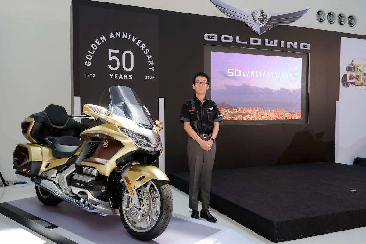 台灣本田社長齊藤真與GOLDWING TOUR AIRBAG DCT「永恆之金」。(圖/台灣本田提供)