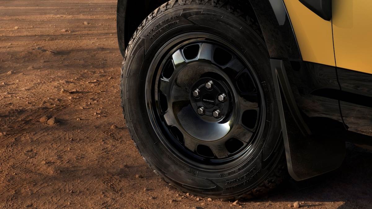 全新20吋亮澤黑色鋁合金輪圈。（圖／JLR Taiwan提供）