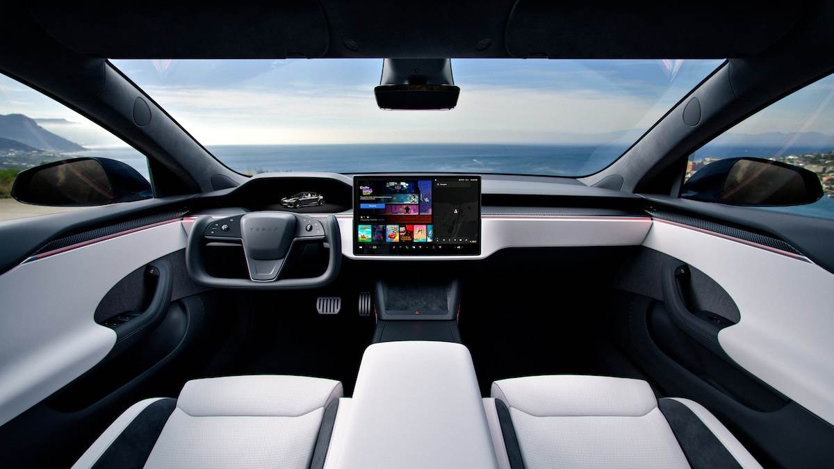 內裝加入「全光譜氣氛燈」，同時也提升隔音表現，不過出現在Model Y上的方向燈實體撥桿，沒有如外界預期地出現在Model S以及Model X上。（圖／Tesla提供）