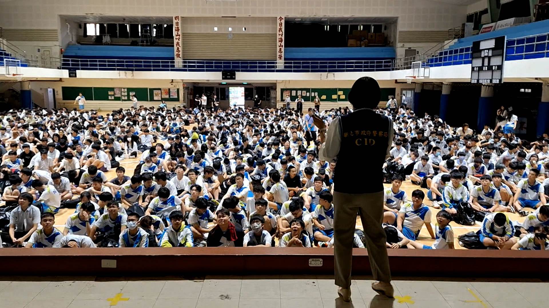 學生踴躍參與有獎徵答，透過遊戲方式輕鬆學習防詐知識。（圖／東森新聞）