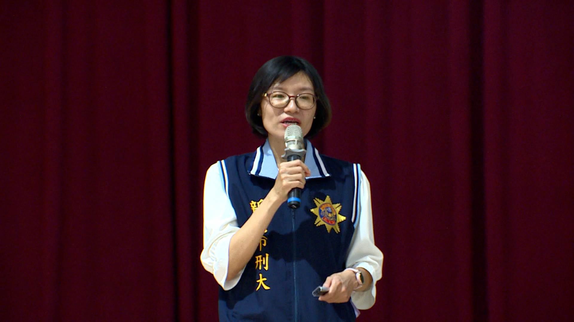 警務員張云緯分享實務經驗，提醒學生留意網購陷阱與一頁式廣告，提升網路安全意識。（圖／東森新聞）