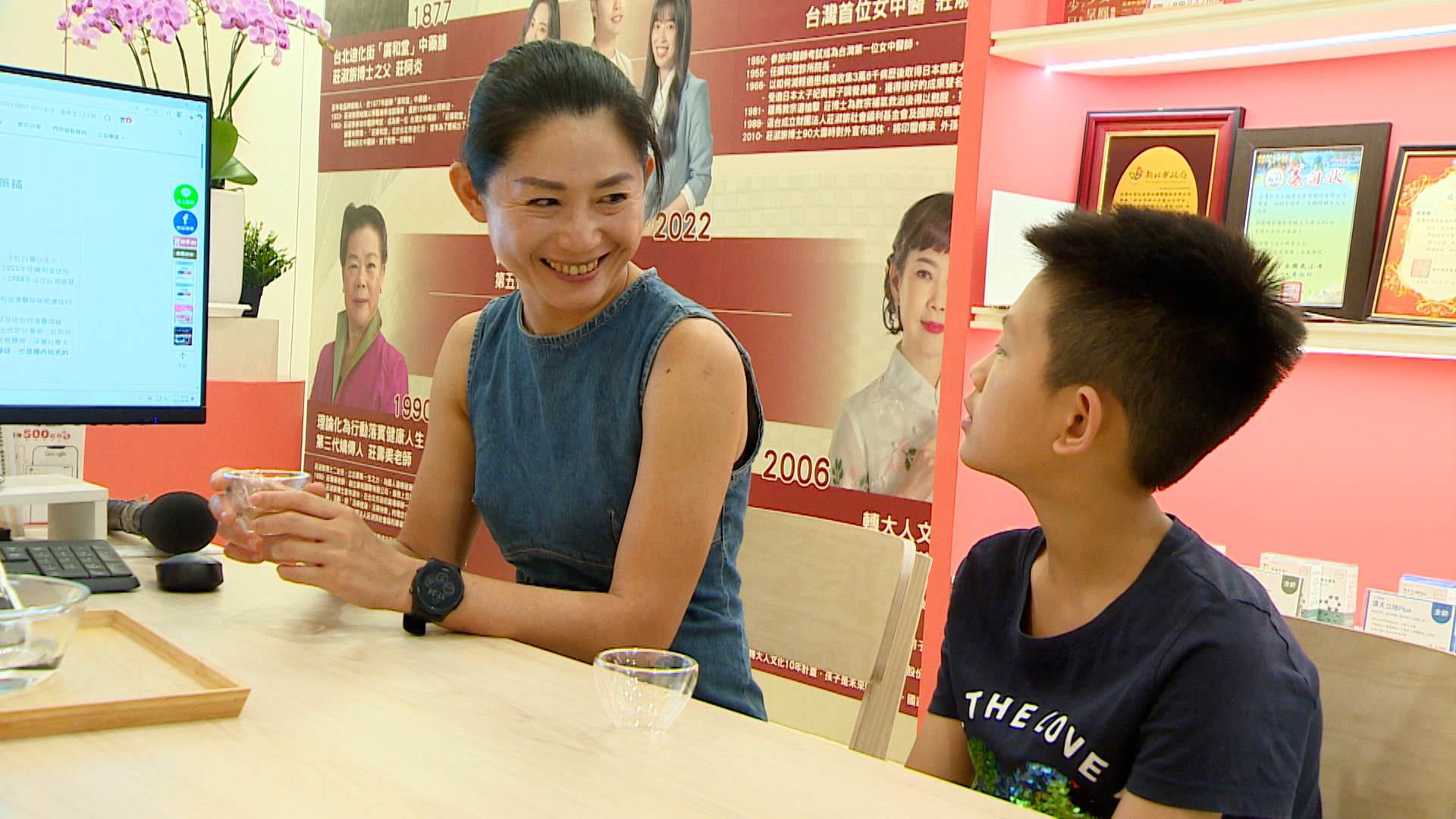 一對一服務試飲，莊淑旂博士為三胞胎曾外孫親自研發的補品，讓孩子充滿儀式感。