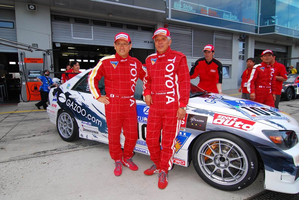 Morizo（左）與其恩師時任TOYOTA首席試車手成瀨弘（Hiromu Naruse）於2007年首次參賽的合照。（圖／和泰提供）