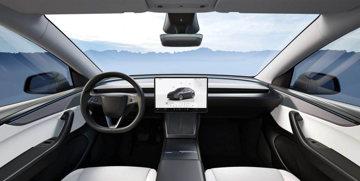 目前使用的車輛是Model Y車型，整體介面皆相同，並且有一名監控員在副駕駛座確保安全。（圖／特斯拉提供）