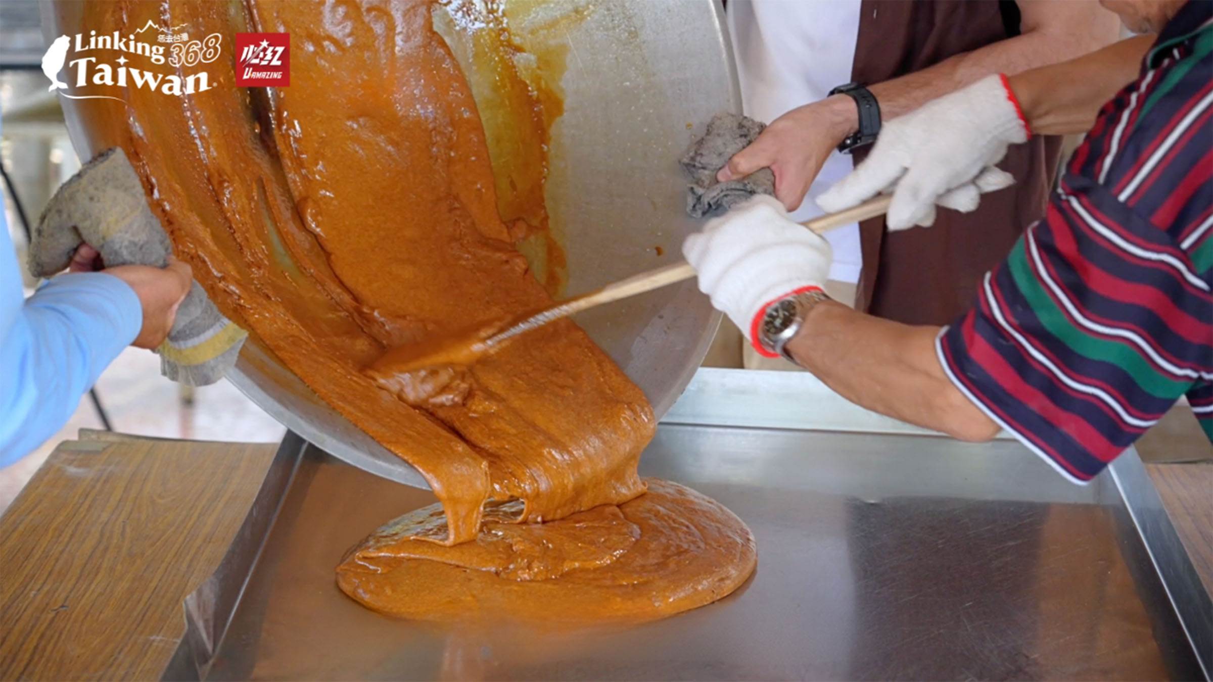 肯納聽著大哥分享古時以石車榨汁、孔明鼎熬煮的古法炒糖工序，感受糖香四溢的純樸工藝。（圖／《Linking 368 Taiwan 恁去台灣》提供）