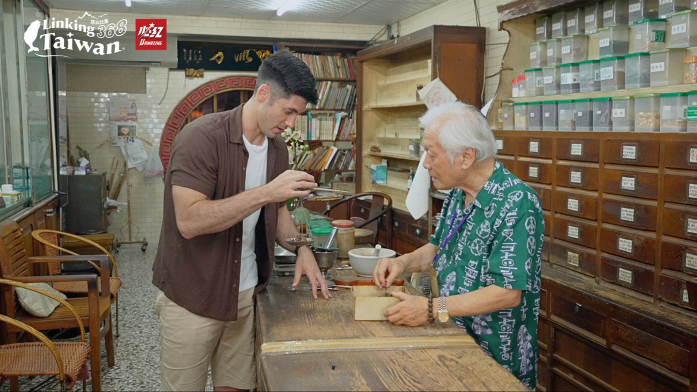 佳里老街歷史最悠久的店，同時也是老建築群中建築最精巧、繁複的。（圖／《Linking 368 Taiwan 恁去台灣》提供）