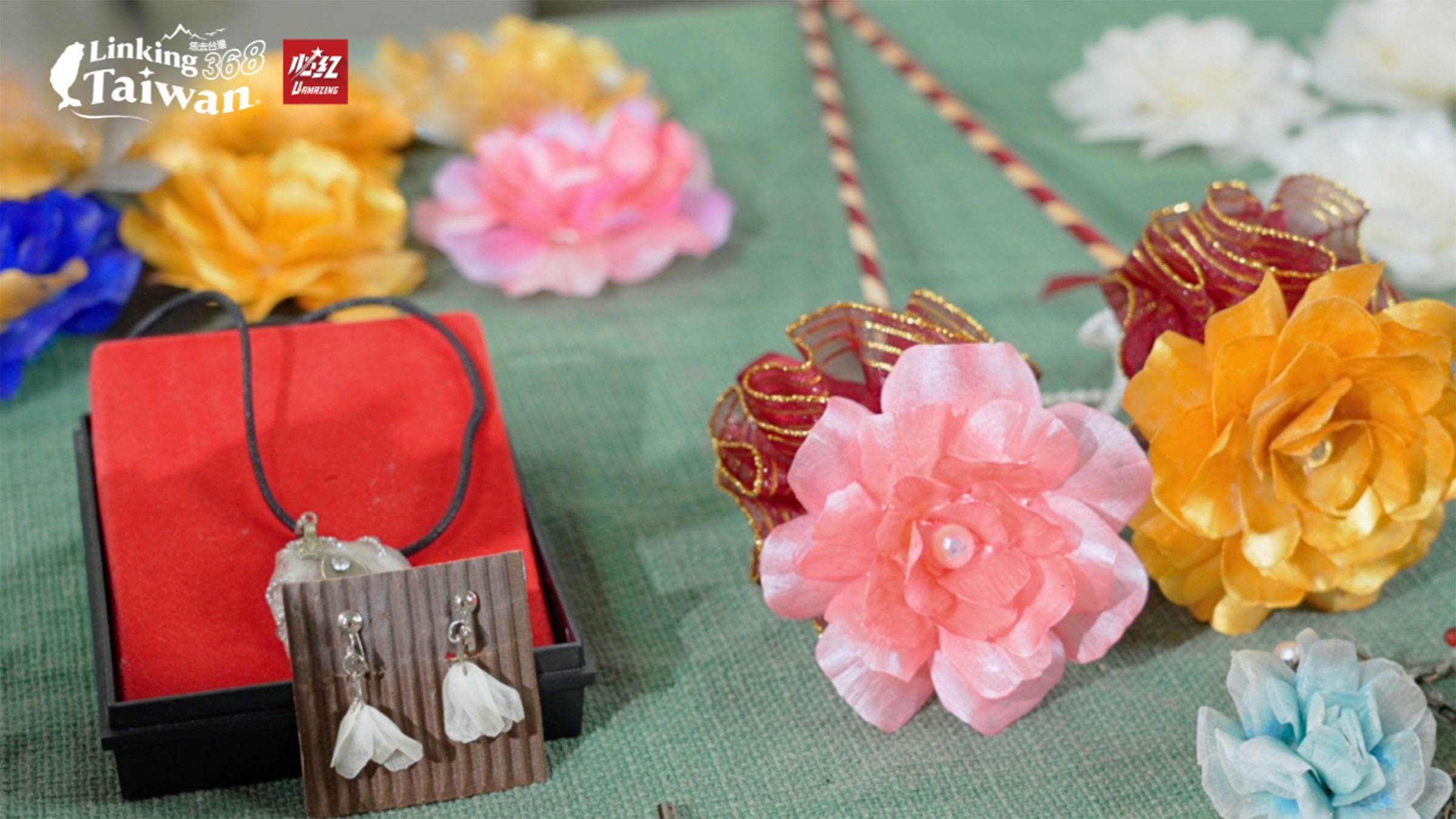 將原本為廢棄物的魚鱗化身為飾品，是農漁資源活化與再生工藝的創新展現！（圖／《Linking 368 Taiwan 恁去台灣》提供）