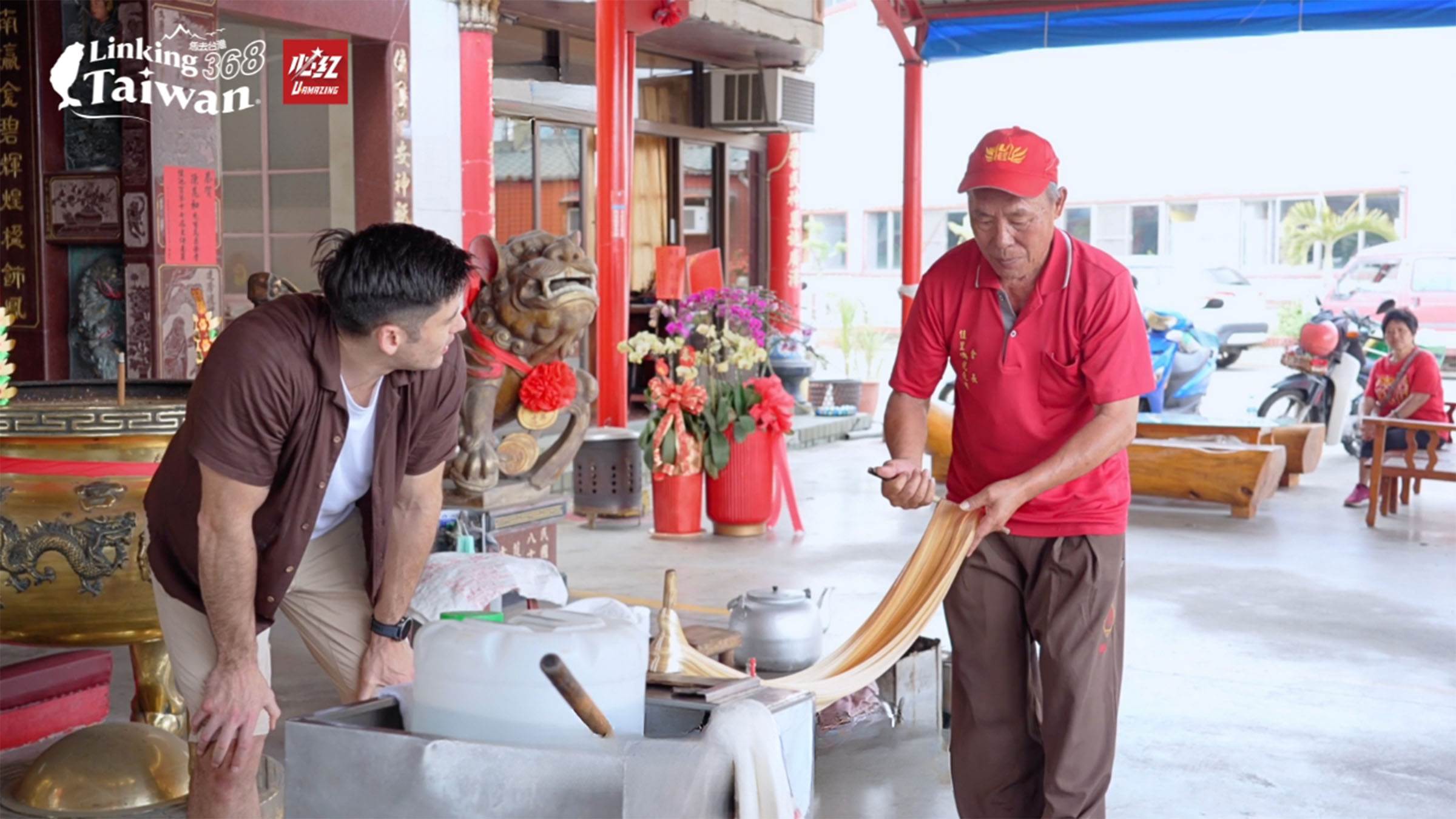 66歲的第二代糖蔥師傅陳恆雄，堅守糖蔥工藝40年，感嘆製作辛苦又費工，卻乏人接棒，擔憂這門古早味手藝恐將失傳。（圖／《Linking 368 Taiwan 恁去台灣》提供）