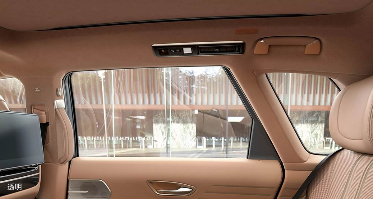 車輛針對後座車窗以及後三角窗新增可調光玻璃，可於透明、半透明以及不透明三種模式切換。（圖／豐田提供）