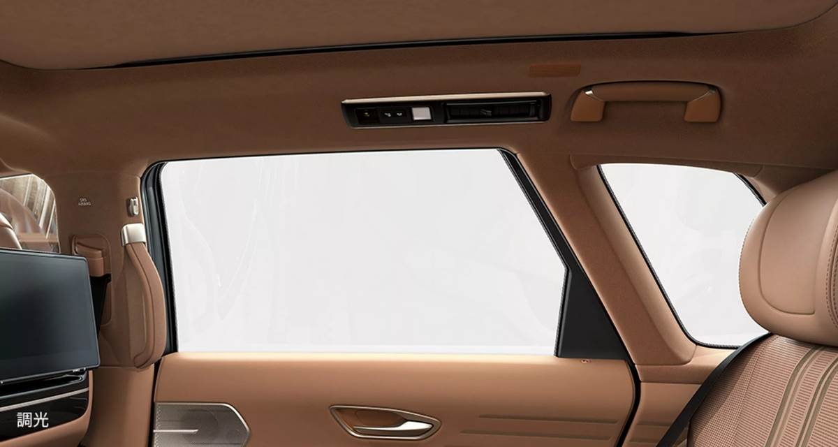 不透明模式依舊有光源進入，但車外看不到車內乘坐人員。（圖／豐田提供）