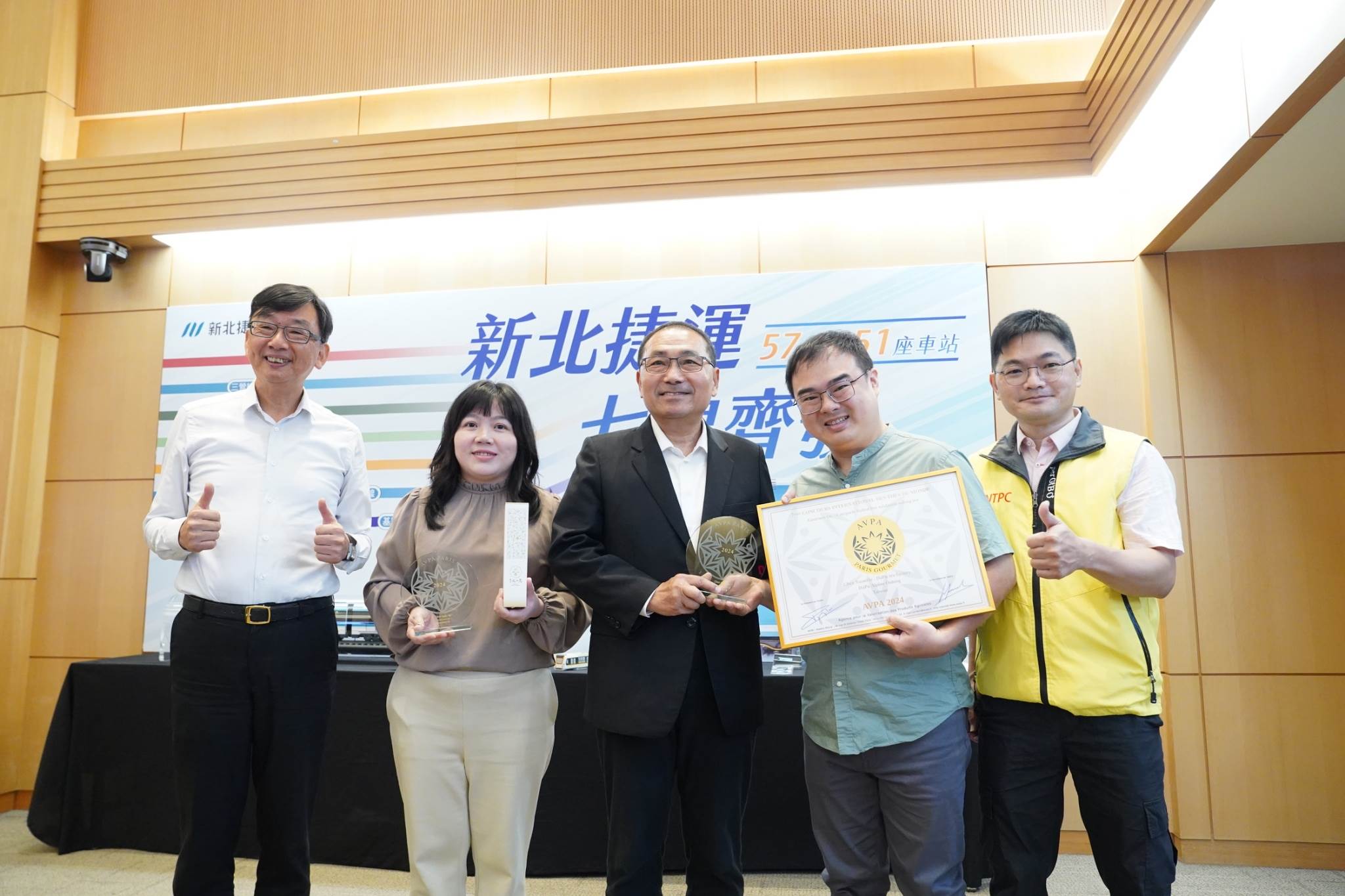 大埔製茶廠獲得「世界油品大賽」金獎為全國首項獲得金獎的苦茶油產品。（圖／新北市政府農業局提供）