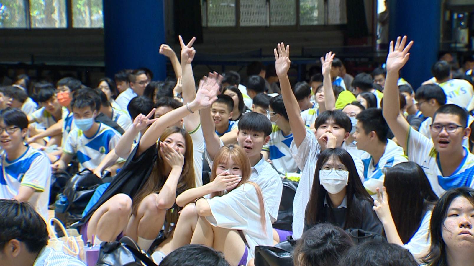 有獎問答超踴躍,學生搶答學習防詐知識。(圖/東森新聞)