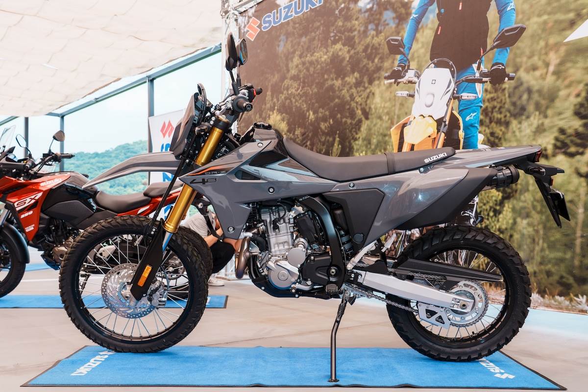 DR-Z4S擁有920mm的座高，不是那麼親民，不過未來有可降低30mm的低坐墊可以選。（圖／林昱丞攝影）