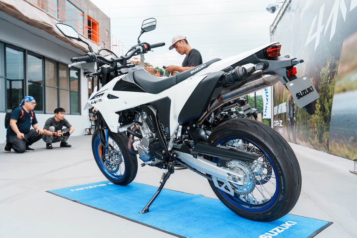 DR-Z4SM為滑胎車，配胎也為城市用胎，890mm的座高也較為平易近人。（圖／林昱丞攝影）