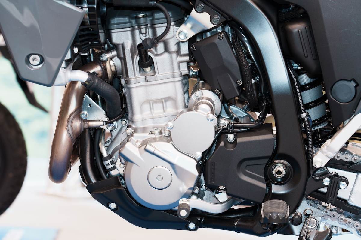 雙車款都搭載398 c.c的水冷DOHC單缸引擎，最大馬力來到38匹，最大扭力則是37.0 Nm。（圖／林昱丞攝影）