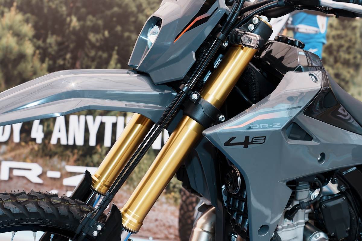 DR-Z4S的前叉採用非常騷包的金色配色，46mm倒立式搭配車身顯得雄壯威武。（圖／林昱丞攝影）