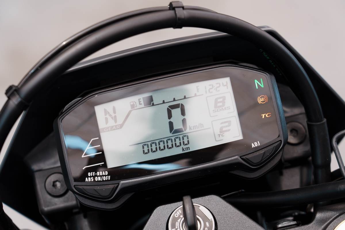 採用液晶顯示儀表，字體設定清晰易讀，可能沒有現代高級感，但降低了維修成本。（圖／林昱丞攝影）