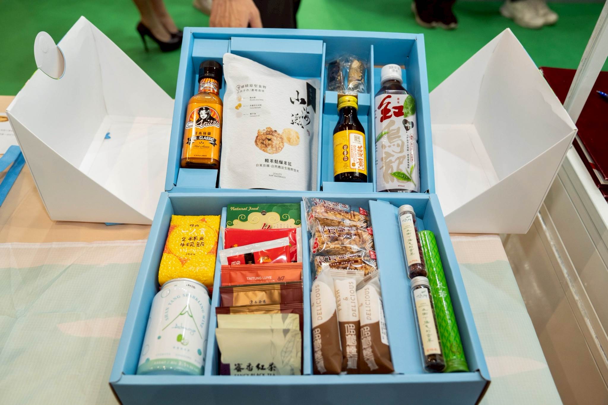 臺東館精選伴手禮盒展現豐饒山海滋味，臺東館與Pinkoi網路平臺合作，推出結合16家在地品牌的專屬禮盒，內容囊括紅烏龍、水果乾、風味調味品與特色點心，讓消費者一盒帶回臺東的自然與用心。（圖／臺東縣政府提供）