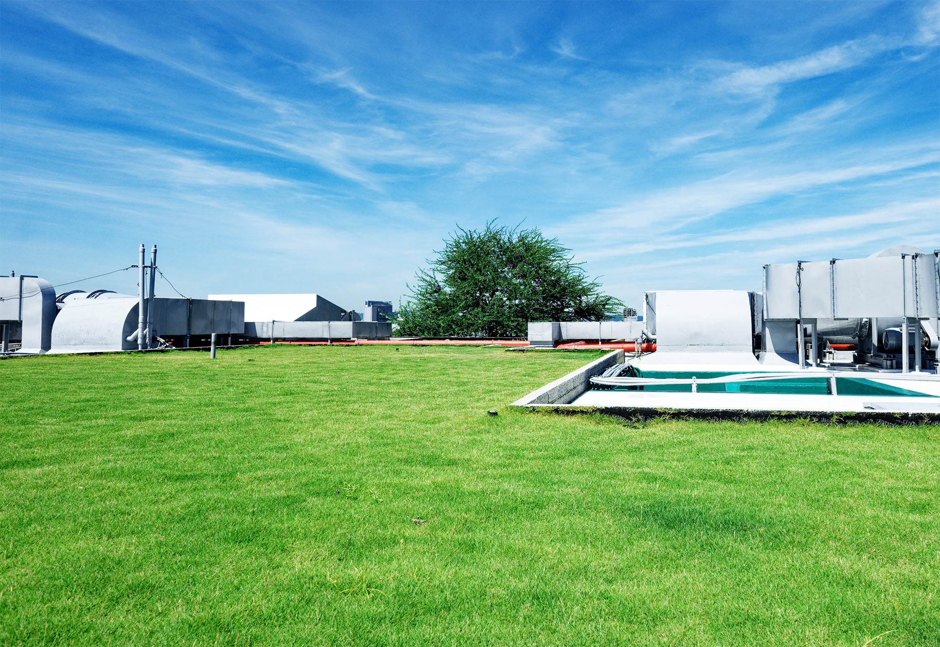 延續宏國董事長 林謝罕見女士「珍惜」的精神，宏國大樓在樓頂設置綠屋頂，不僅有助降溫，同時回收雨水，並於地下室設置100噸的雨水回收槽，運用回收雨水沖廁，開啟水資源循環。（圖／宏國建設五感十築提供）