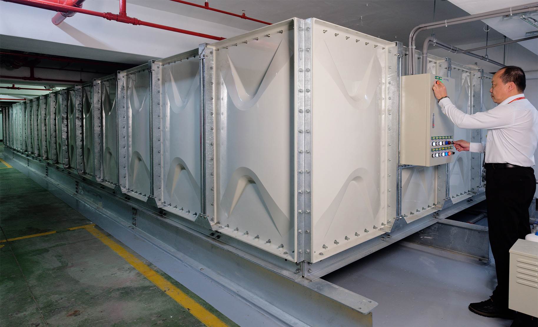 延續宏國董事長 林謝罕見女士「珍惜」的精神，宏國大樓在樓頂設置綠屋頂，不僅有助降溫，同時回收雨水，並於地下室設置100噸的雨水回收槽，運用回收雨水沖廁，開啟水資源循環。（圖／宏國建設五感十築提供）