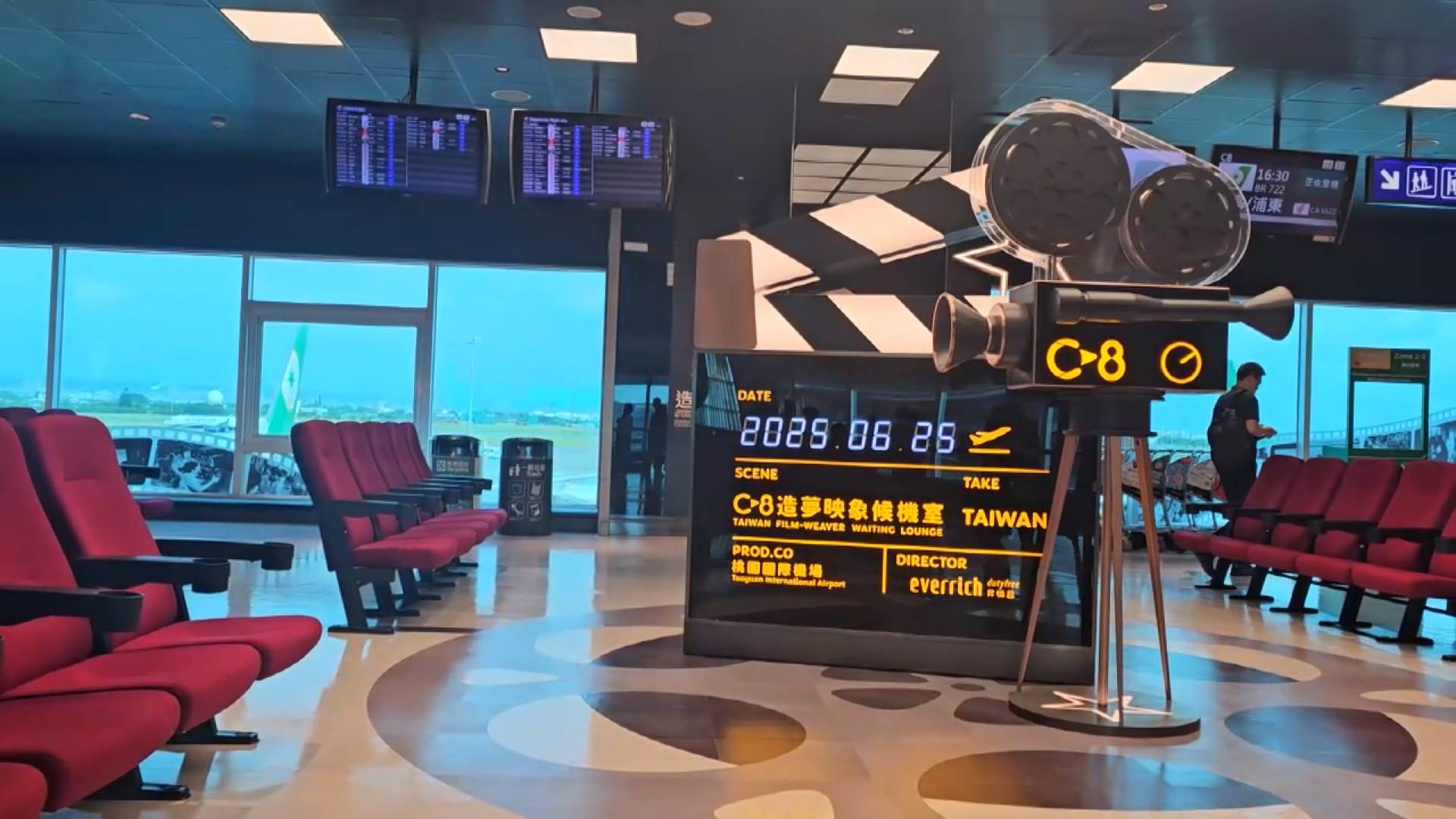 改造後的候機室以「行銷臺灣、接軌世界、精彩心動線」為主軸，融合人文與科技元素。（圖／東森新聞）