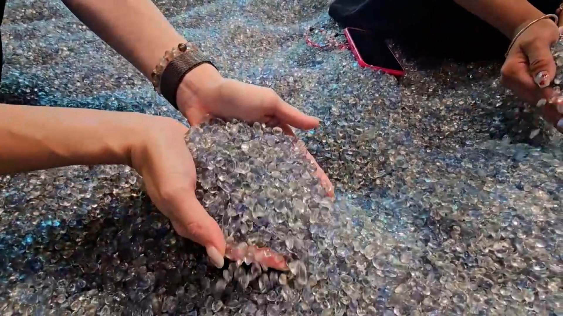 6.5噸回收玻璃打造的「亮彩琉璃體驗池」，展現永續理念與創新設計。（圖／東森新聞）