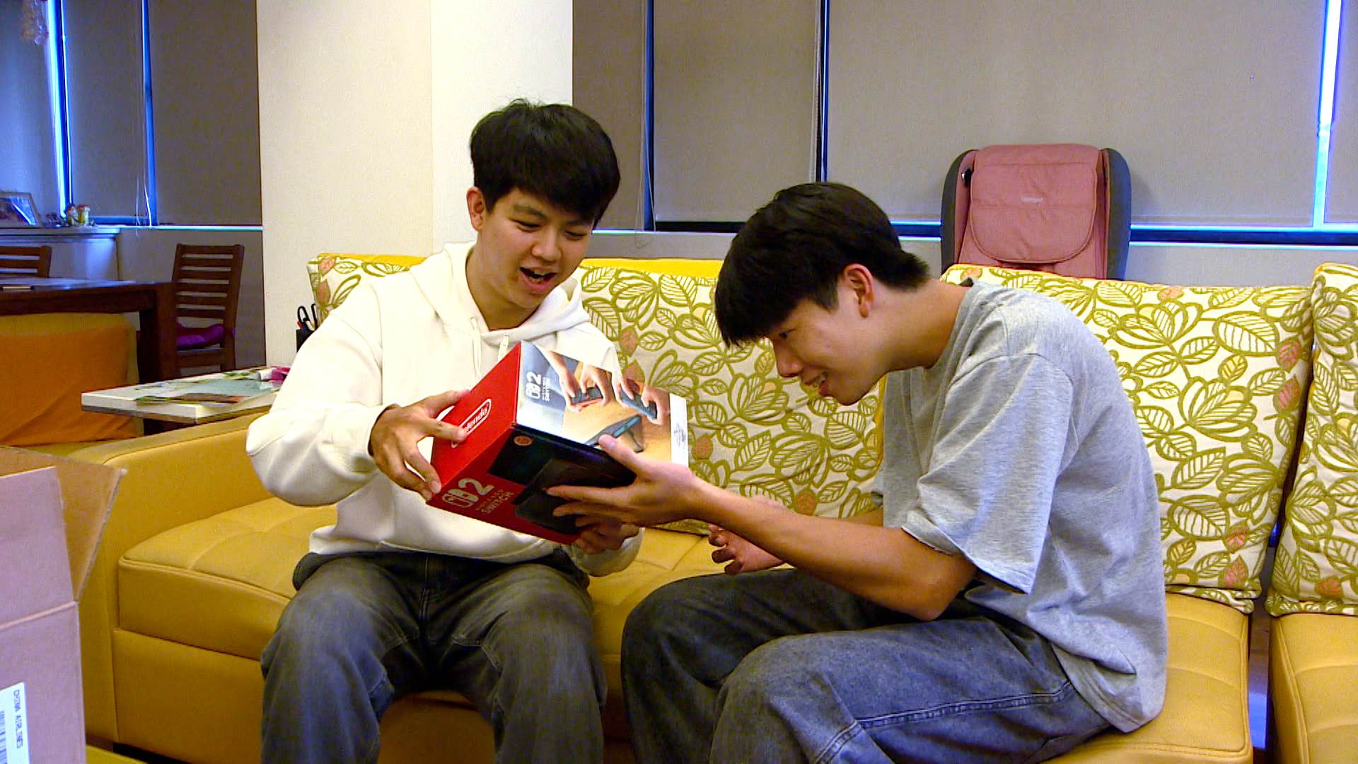 酷澎是與美日同步開賣，跨境免運之外還加贈轉接插頭，台灣玩家下單3天就能搶先暢遊遊戲世界。