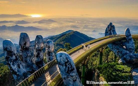 被巨人之手托起的黃金橋，如夢似幻，矗立於1400公尺高空，彷彿置身異世界。（圖／找到了旅行社提供）