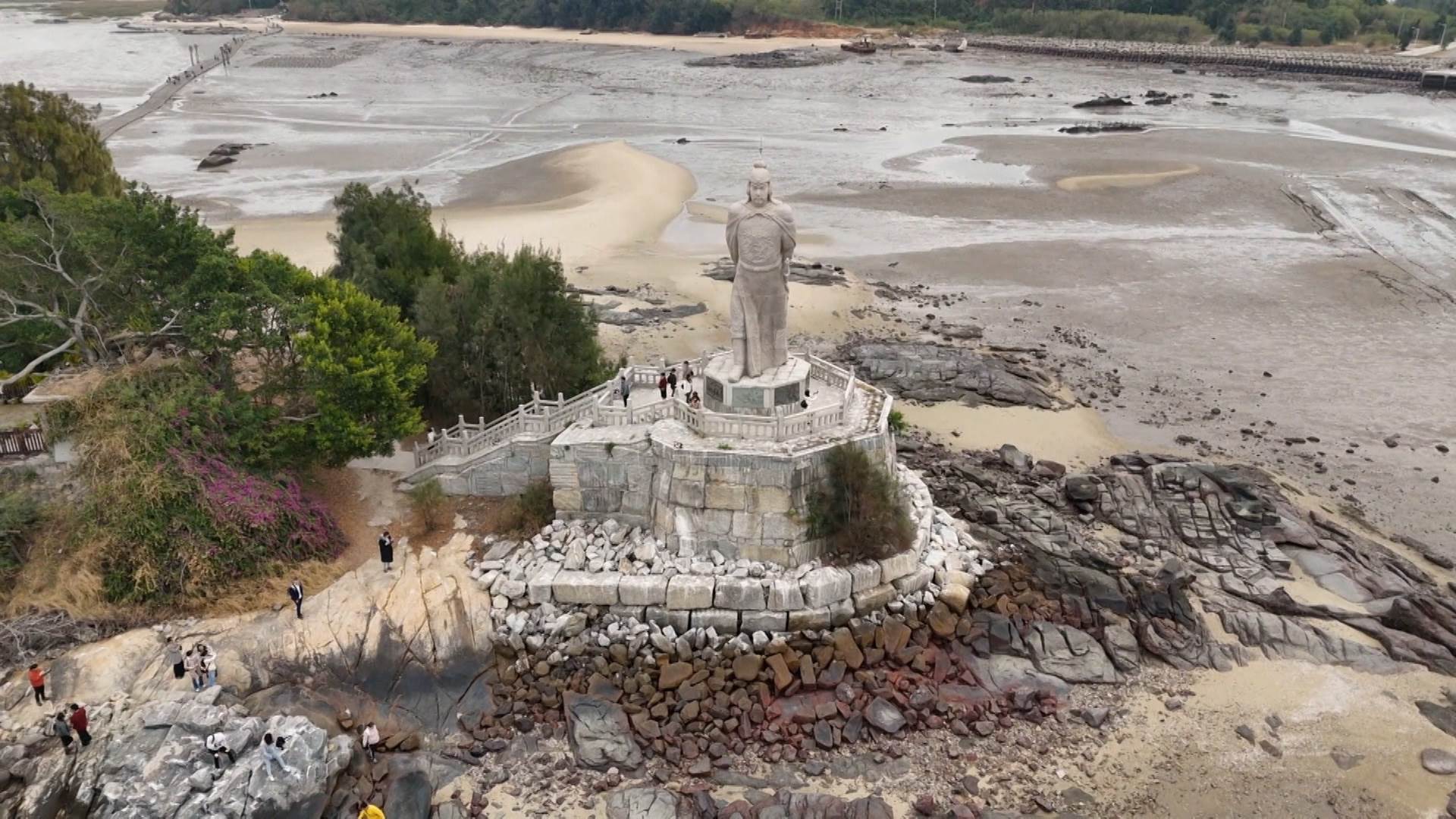 旅客不僅能走訪金門山后民俗文化村探索經武坑道，還能到建功嶼看看生態導覽。（圖／東森新聞）