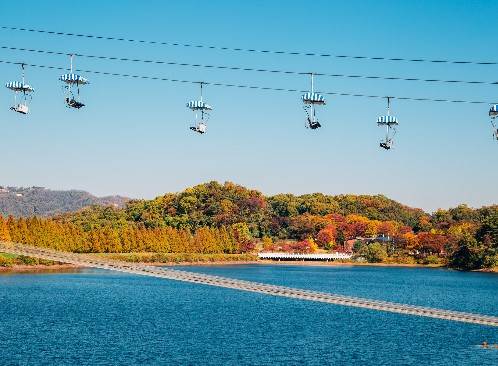遊客搭乘空中纜車與大象列車，輕鬆遊覽首爾大公園壯麗風光，適合親子與長輩同遊。（圖／找到了旅行社提供）