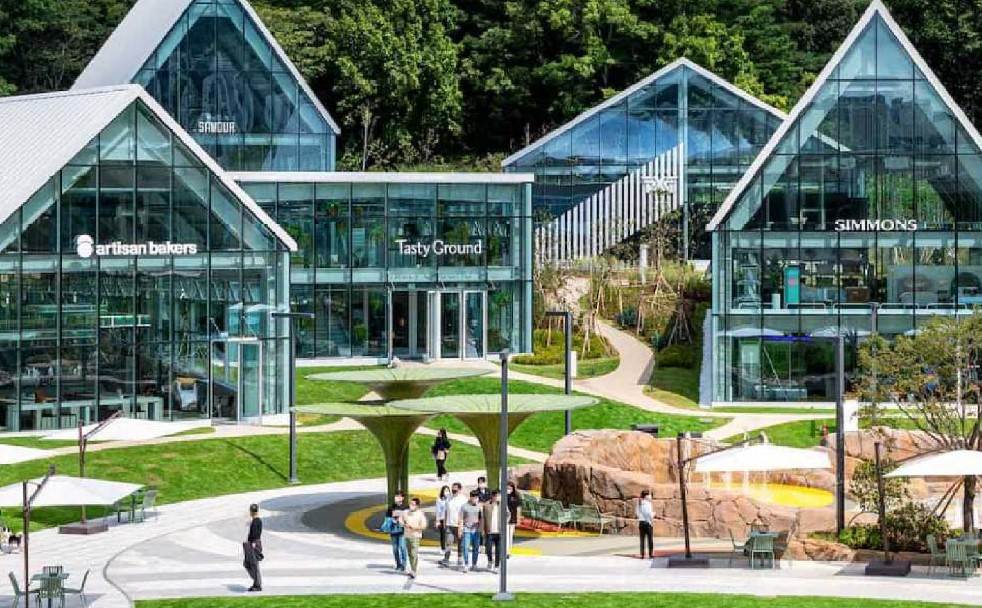 義王樂天Time Villas以玻璃屋建築打造自然系購物村，結合品牌名店與親子休憩空間。（圖／找到了旅行社提供）