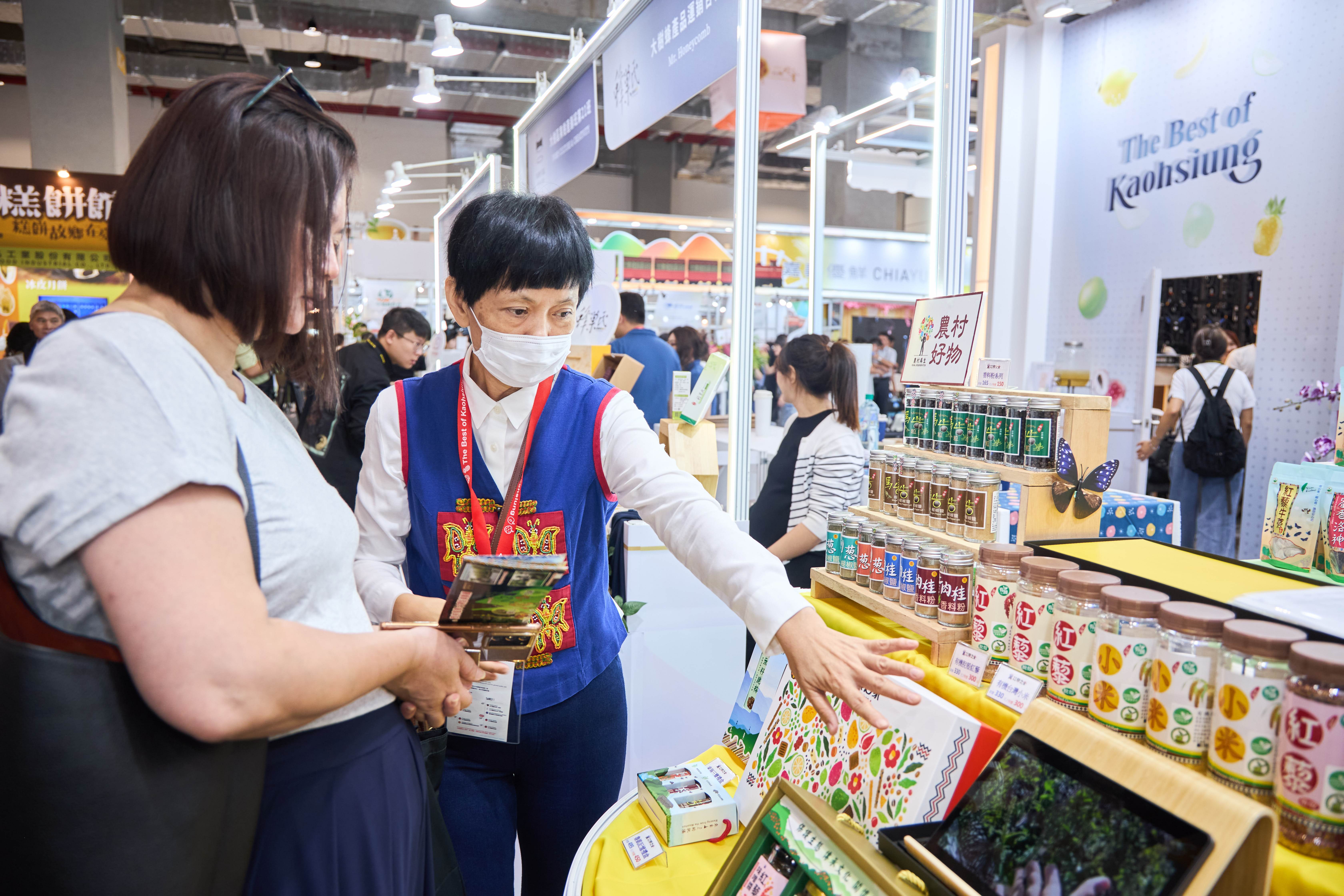 高市府農業局25日於「2025年台北國際食品展」帶來由AI選別的黃檸檬、精密加工的功能性蜂產品、智慧環控設備飼養出的放山野雞等，秀出高雄智慧農業食力。（圖／高雄市政府農業局提供）